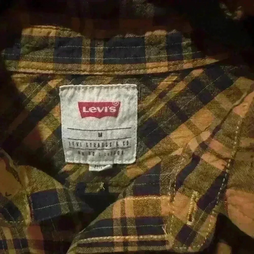 Men’s Levi’s Yellow Short Sleeve Button Up Shirt Medium - Picture 3 of 3